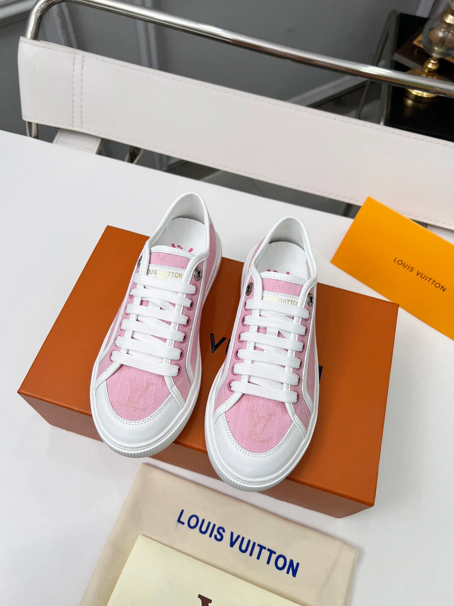 👟👟Ex-factory price 440👟👟 New arrival🆕 The hottest early spring model is coming. LV Lagoon sneakers are made of Monogram denim, injecting a retro flavor into the classic design. Leather trimmings pop out with the Louis Vuitton logo, while stenciled eyelets, trim and laces add to the refined details, and a rubber outsole embellished with Monogram flowers completes the look. Code number: 35~41, multiple colors available! Oil edges + TPU outsole + drawer box packaging